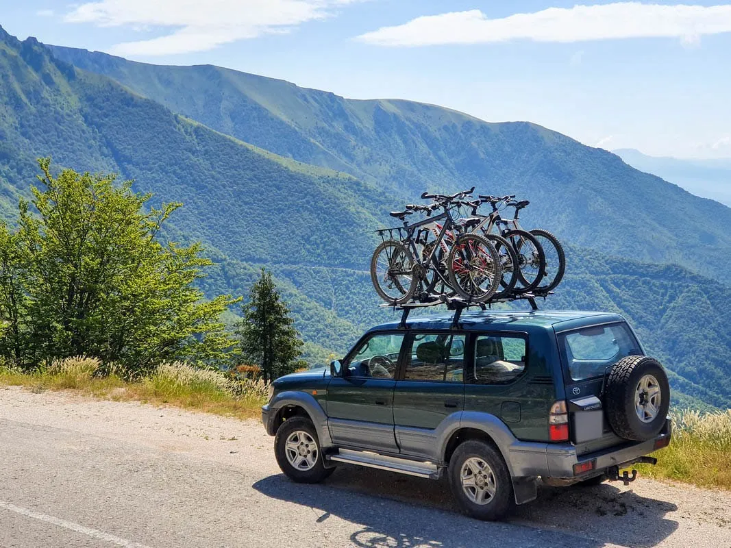 Support vehicle with bike trailer on a mountain road